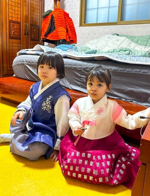 Les enfants de Rahma, Harun et Narim, portent le hanbok traditionnel, célébrant leur héritage coréen. © Rahma Bessayah