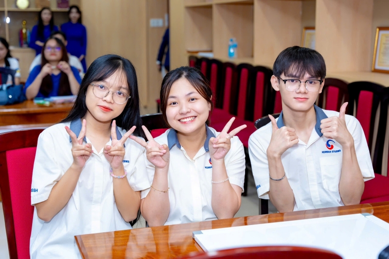 Nhóm thí sinh đến từ Khoa Hàn Quốc học, Trường Đại học Khoa học Xã hội và Nhân văn, Đại học Quốc gia TP.HCM tươi cười và hạnh phúc sau khi vừa hoàn thành xong phần dự thi. (Ảnh: Trang Facebook HUTECH - Viện Công nghệ Việt Hàn)