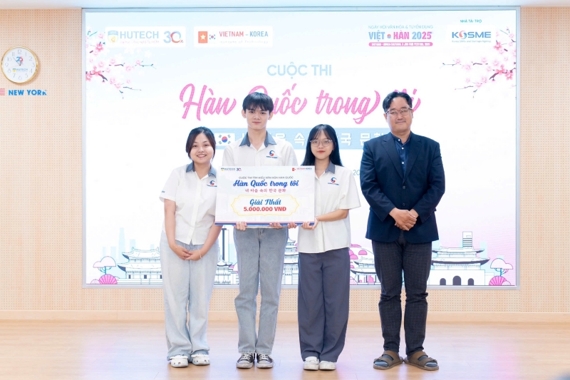 Hình ảnh tại buổi lễ trao giải diễn ra sau khi các nhóm hoàn thành xong phần dự thi của mình. Trong đó, đội thi đến từ Trường Đại học Khoa học Xã hội và Nhân văn, Đại học Quốc gia TP.HCM đã xuất sắc giành được giải Nhất tại cuộc thi học thuật “Hàn Quốc trong tôi” năm 2025. (Ảnh: Trang Facebook HUTECH - Viện Công nghệ Việt Hàn)