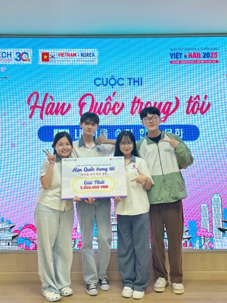 Nhóm Quán quân tại cuộc thi hộc thuật “Hàn Quốc trong tôi” năm 2025 chụp hình kỉ niệm cùng với bạn bè đến cổ vũ sau phần lễ trao giải. (Ảnh: Dương Gia Ngọc)