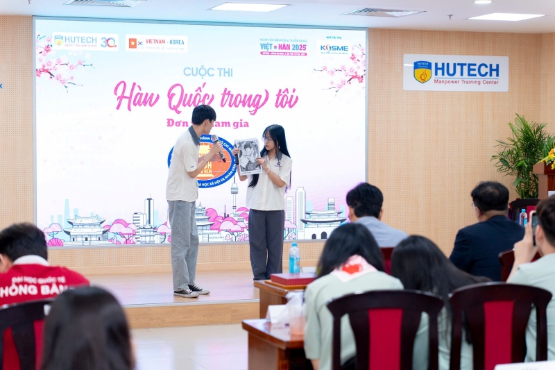 Hai bạn thí sinh Phan Thu Vũ và Dương Gia Ngọc tự tin thuyết trình bằng tiếng Hàn về chủ đề “Điện ảnh và âm nhạc Hàn Quốc” tại vòng hai của cuộc thi. (Ảnh: Trang Facebook HUTECH - Viện Công nghệ Việt Hàn)