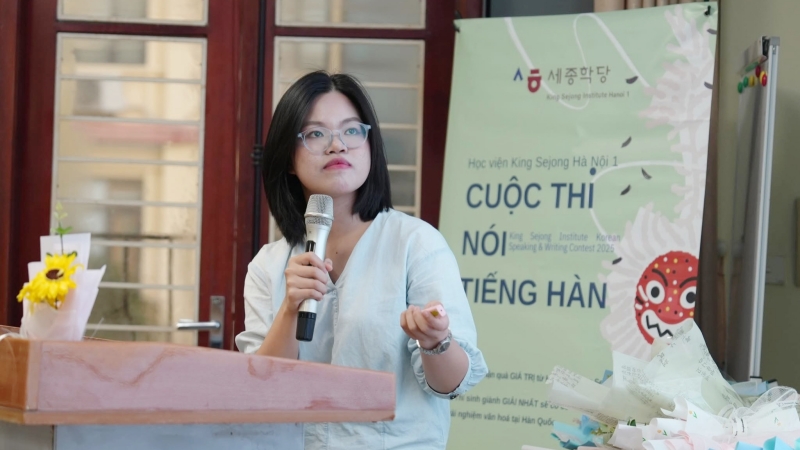 Bạn Hoàng Ly tỏa sáng trên bục phát biểu, đầy tự tin với bài thi tâm huyết của mình. (Ảnh: Trang Facebook chính thức của Học viện King Sejong Hà Nội 1)
