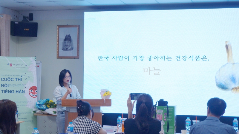 Phần thi nói của Hoàng Ly được thể hiện đầy thuyết phục, phản ánh sự chuẩn bị kỹ lưỡng và niềm đam mê đối với Tiếng Hàn. (Ảnh: Tô Trà My)
