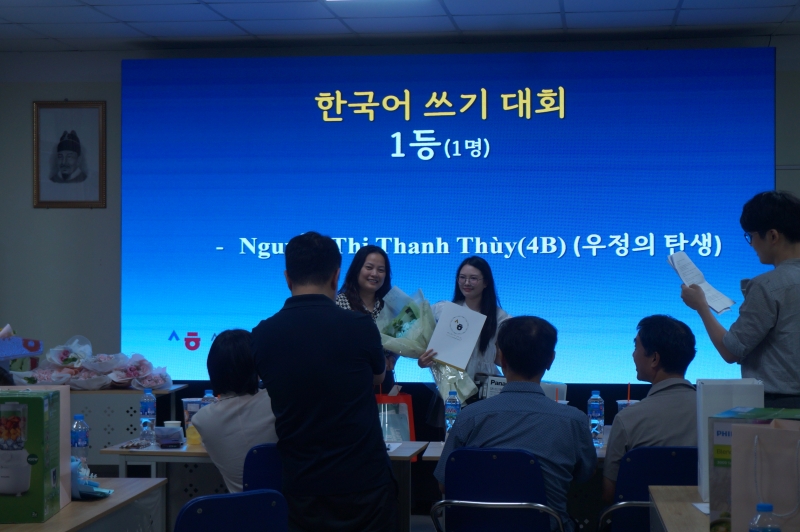 Thanh Thùy rạng rỡ trong khoảnh khắc nhận giải Nhất phần thi Viết tại vòng loại Cuộc thi Nói - Viết tiếng Hàn Học viện King Sejong 2025, đã diễn ra ở Học viện King Sejong Hà Nội 1. (Ảnh: Trần Huyền Phương)