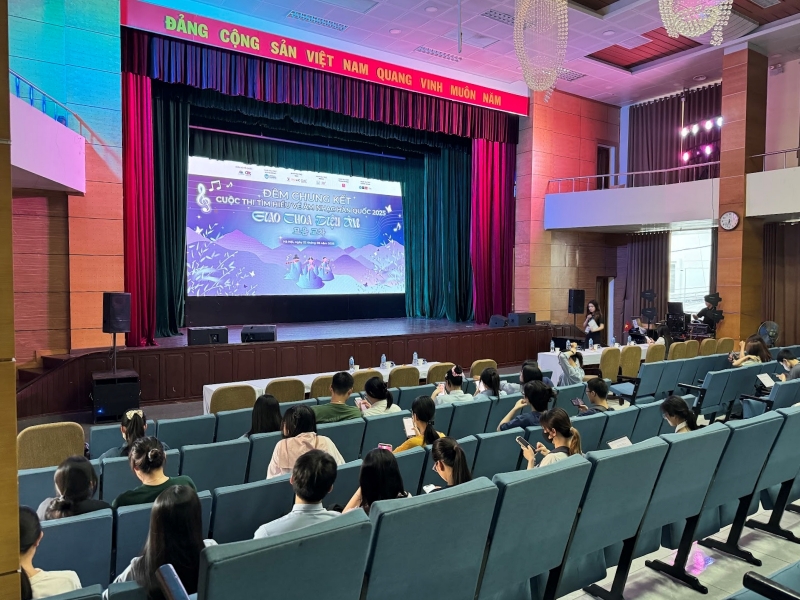 Không khí hội trường Học viện Ngoại Giao trước khi chung kết cuộc thi diễn ra. (Ảnh: Hoàng Xuân Tùng)