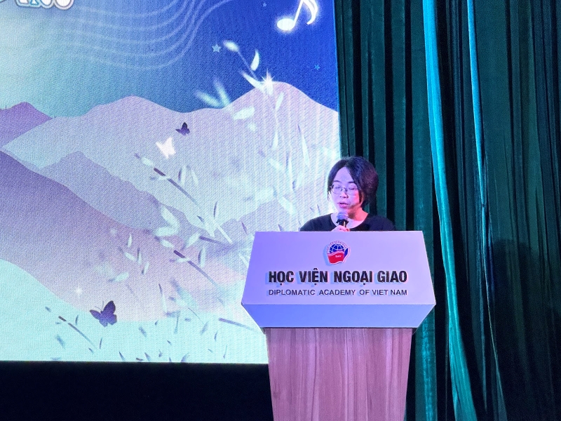 Những lời chia sẻ chân thành từ cô Thảo Miên đã trở thành nguồn động viên quý giá, tiếp thêm tinh thần cho các đội thi trước khi bước vào phần trình diễn của mình. (Ảnh: Hoàng Xuân Tùng)