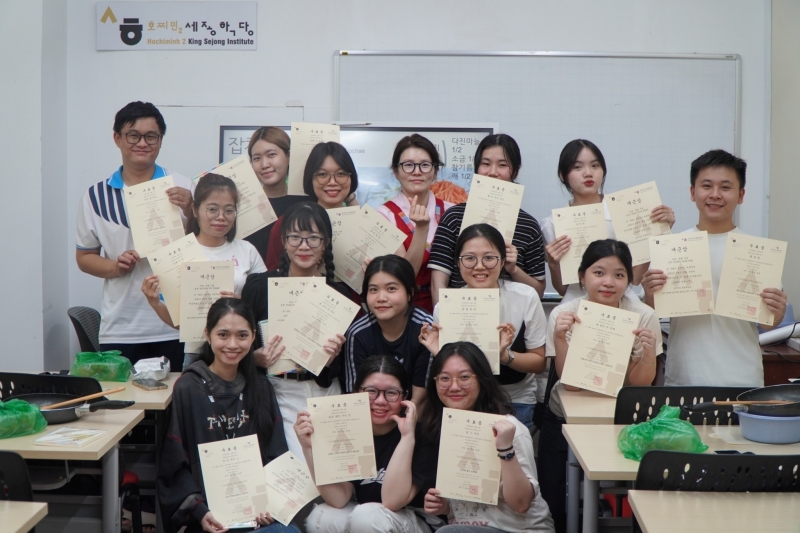 Các bạn học viên lớp học văn hóa được nhận chứng chỉ sau khi hoàn thành 4 buổi học do Học viện King Sejong Hồ Chí Minh 2 tổ chức. (Ảnh: Học viện King Sejong Hồ Chí Minh 2)
