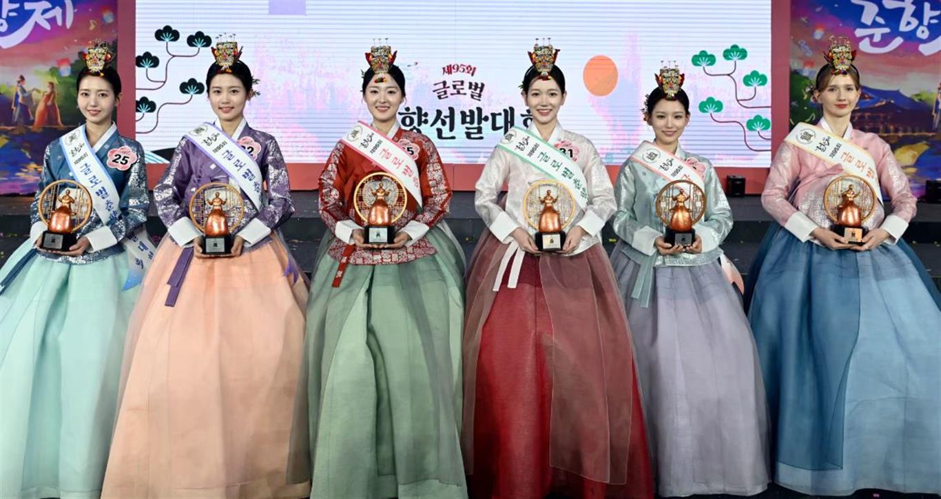 Momento durante la premiación del certamen Miss Chunhyang, donde se otorgan seis reconocimientos principales, los cuales representan la belleza (Jin), la virtud (Sun), la gracia (Mi), la inteligencia (Jung), el talento (Sook) y la sabiduría (Hyun), este último recibido por Mai, que en la foto está ubicada en el extremo derecho. | Chosun Ilbo