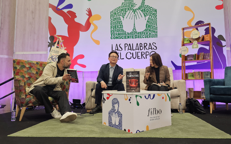 Kim Un-Su en el conversatorio 'La soledad en el Thriller' en la FILBO 2025.