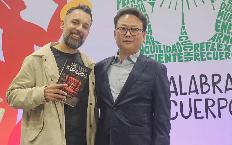 Kim Un-Su junto a Miguel Mendoza Luna en el conversatorio.