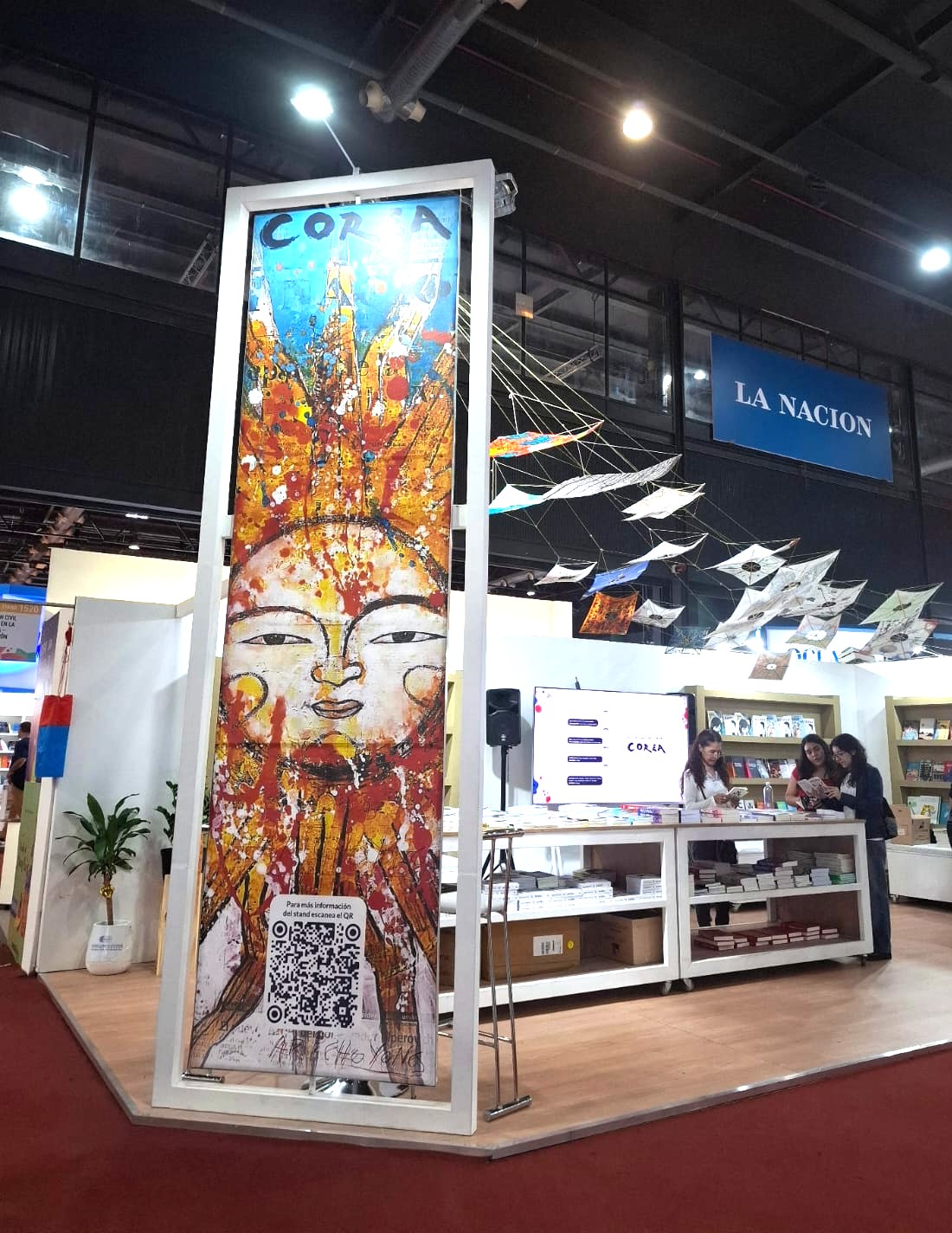 El stand institucional de Corea en el Pabellón Amarillo presentó libros traducidos, materiales culturales y una pieza visual destacada como elemento central.
