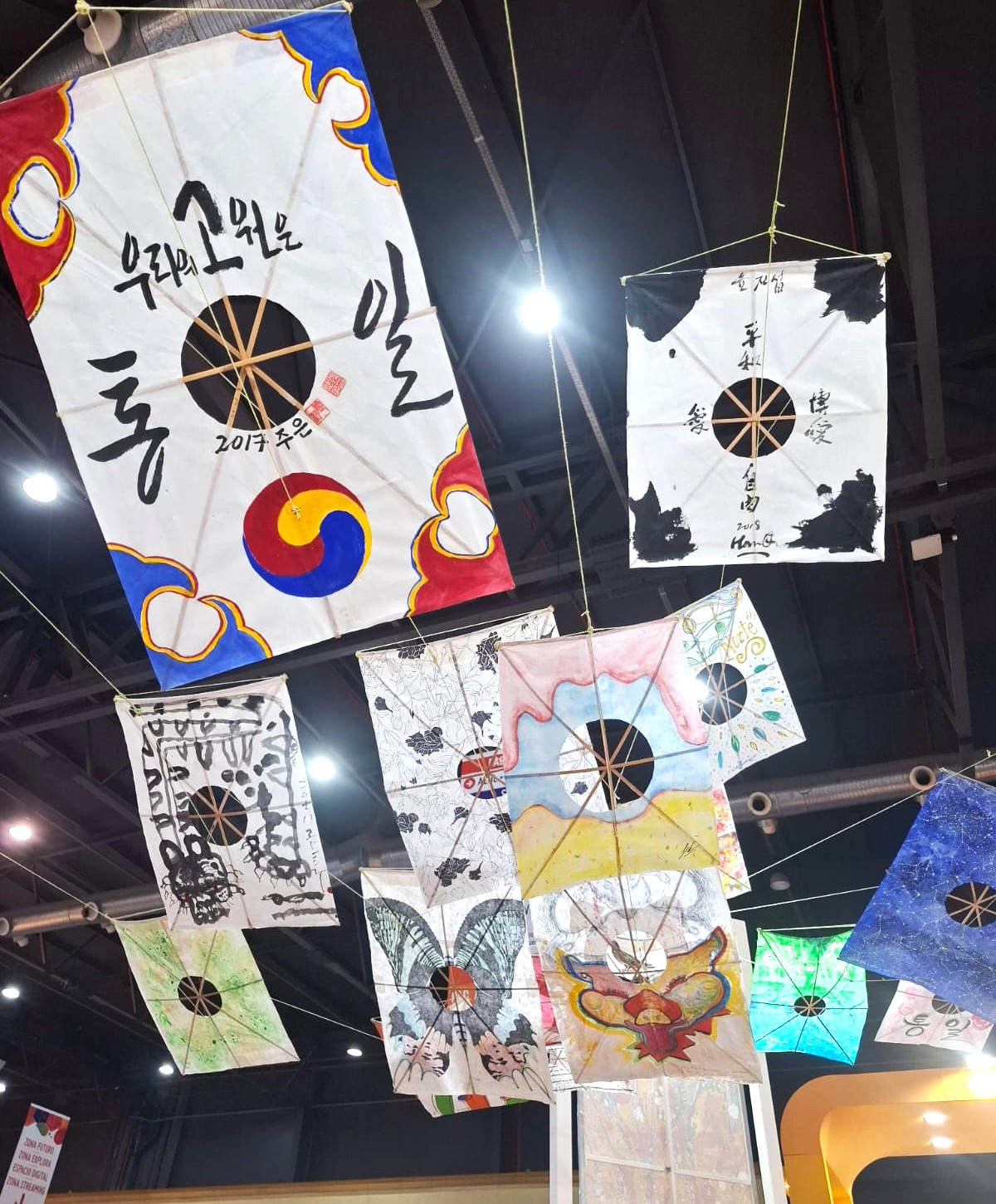 Las cometas tradicionales coreanas, conocidas como bangpaeyeon, decoran el estand de Corea en la Feria Internacional del Libro de Buenos Aires.