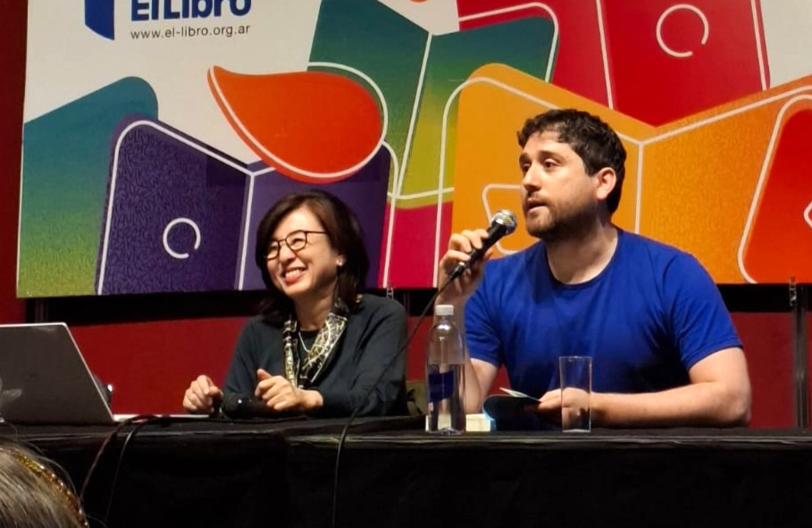Yoon Sunme (traductora y autora) y Nicolás Braessas (traductor y editor en Hwarang Editorial) en la presentación del libro 'Chamanas, monjes y sabios: Las religiones en Corea' de Yoon Sonme.
