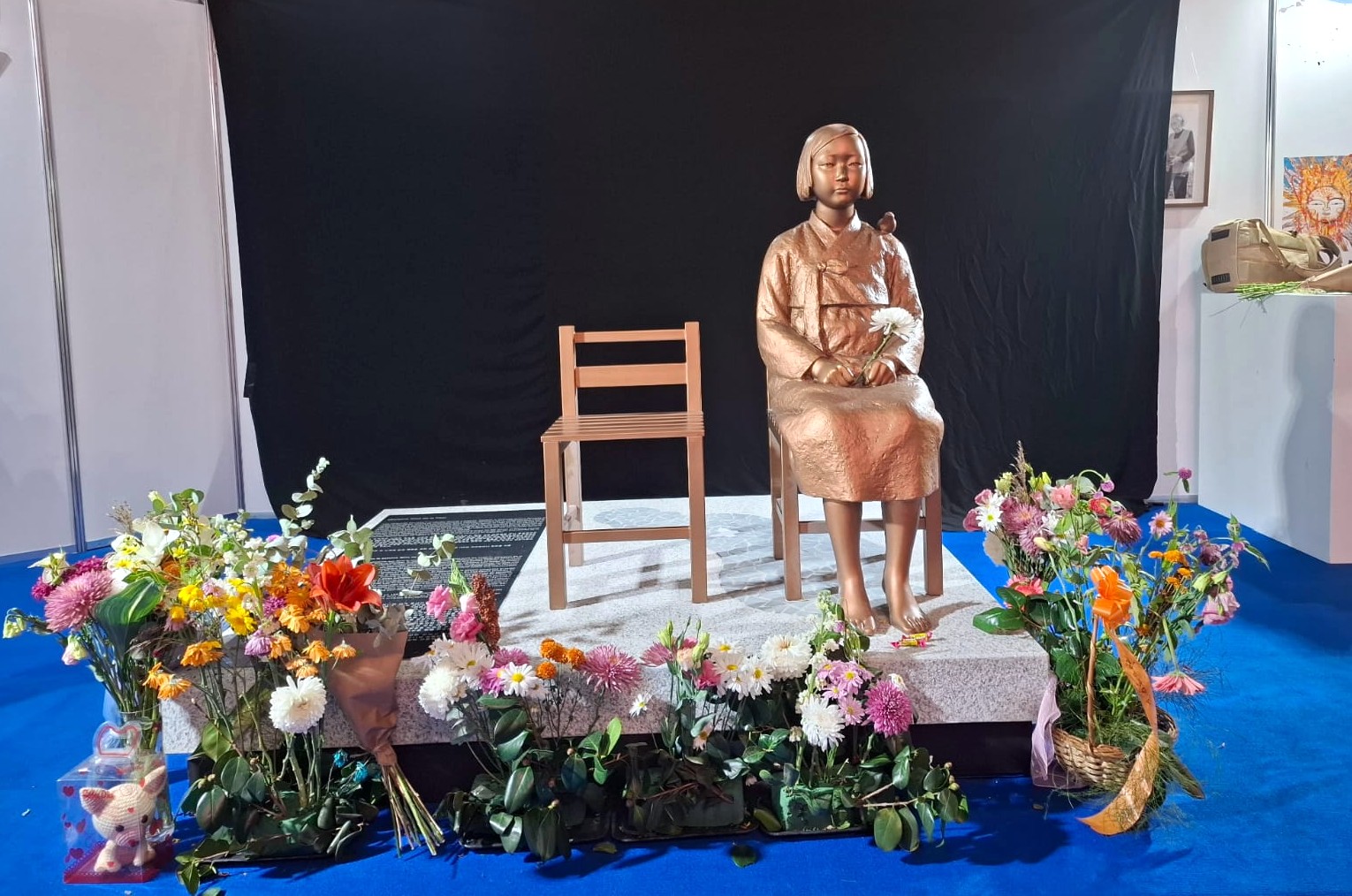 El monumento de la Niña de la Paz,in stalada en el estand 1705 del Pabellón Amarillo