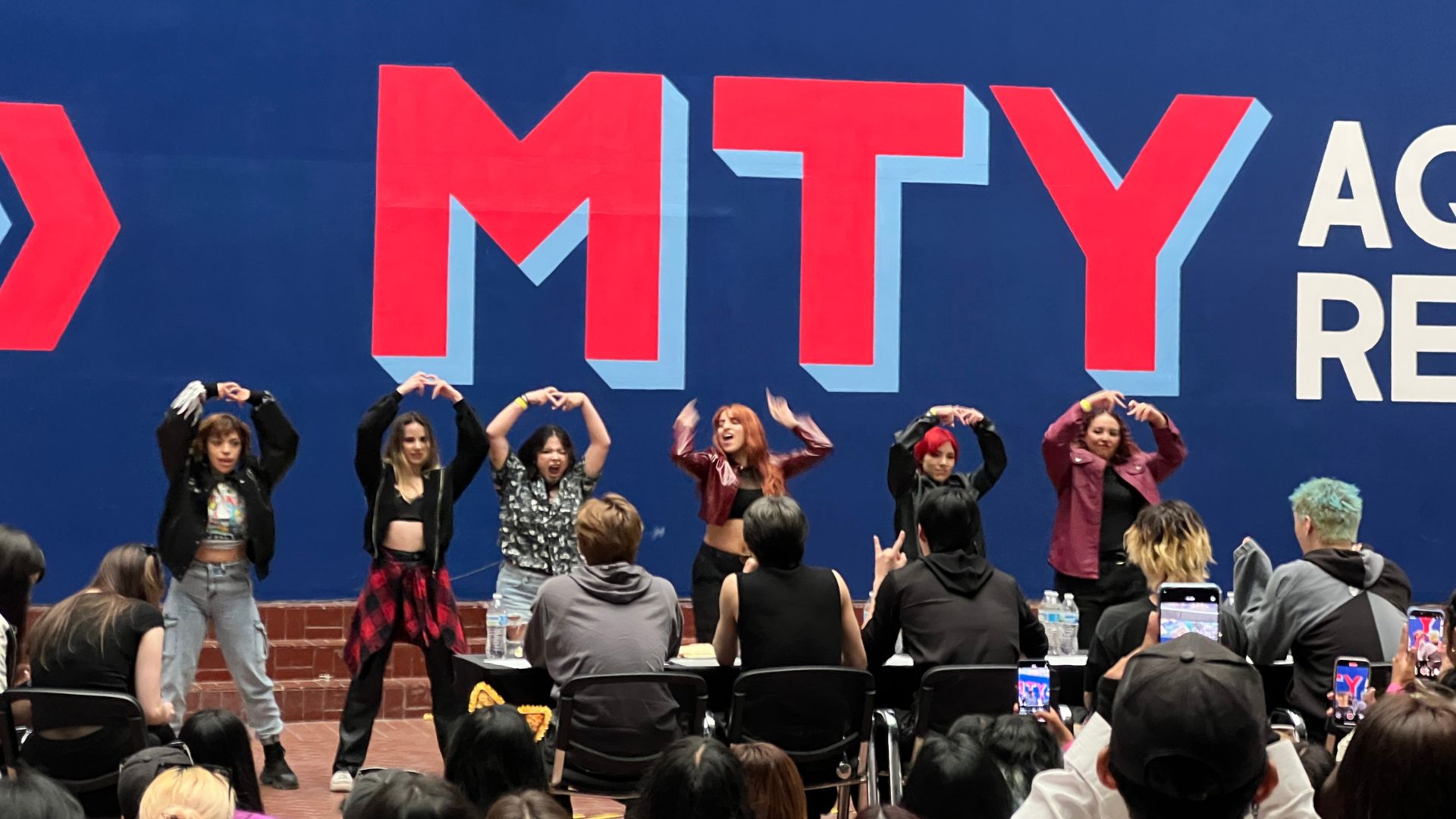 JUST B presenciando la participación de los grupos en el K-Pop Dance Cover. | Yazmin Hernández Celestina