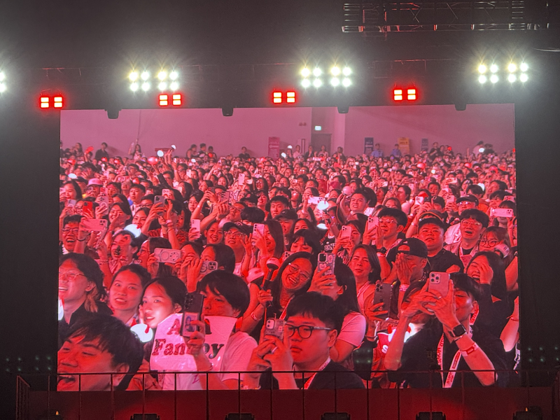 Khán giả tại concert chăm chú theo dõi và ghi lại những khoảnh khắc đắt giá của thần tượng mình. (Ảnh: Hoàng Xuân Tùng)