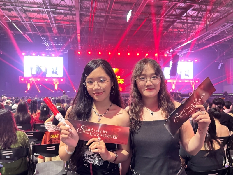 Nguyễn Trần Thanh Thảo (trái) và Nguyễn Trần Anh Thư (phải) không giấu được niềm hạnh phúc khi BABYMONSTER dành tình cảm đặc biệt cho khán giả Việt Nam tại buổi diễn hôm nay. (Ảnh: Hoàng Xuân Tùng)