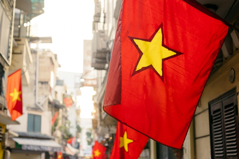 Nhiều gia đình treo cờ Tổ quốc trước cửa nhà nhân ngày Thương binh liệt sĩ Việt Nam (ngày 26/7). (Ảnh: Unsplash) 