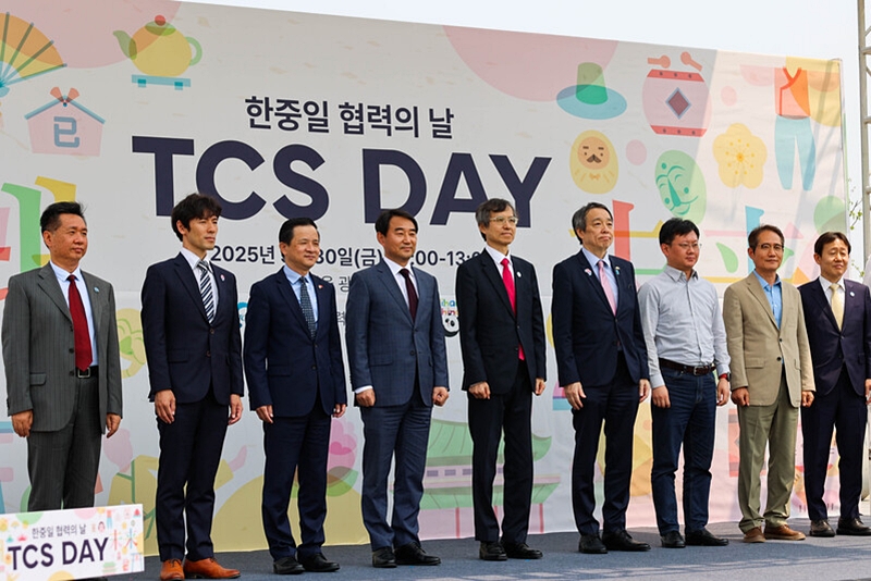 5月30日，“2025韩中日合作日”（TCS DAY）活动在首尔光化门广场成功举行。图为出席本次活动的嘉宾们合影留念。韩宣网名誉记者杨诗薇 摄
