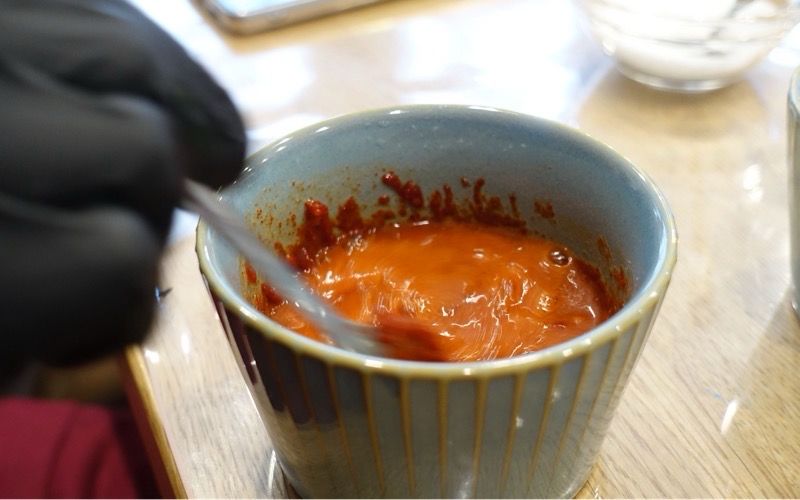Die scharfe Sauce wird mit der Sprite vermischt