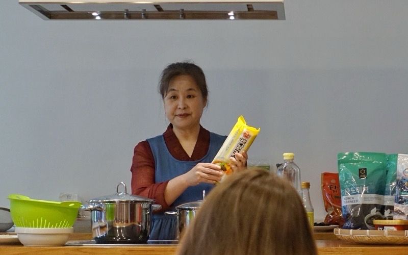 Kochkursleiterin Yunhee Choi zeigt die koreanischen Nudeln “Somyeon”