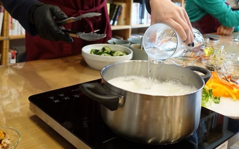 Die Nudeln werden beim Aufkochen mit kaltem Wasser gespült