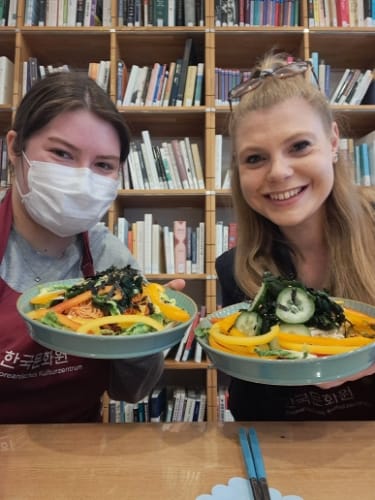 Katja (links) und Lena (rechts) präsentieren “Miyeokbibimguksu”