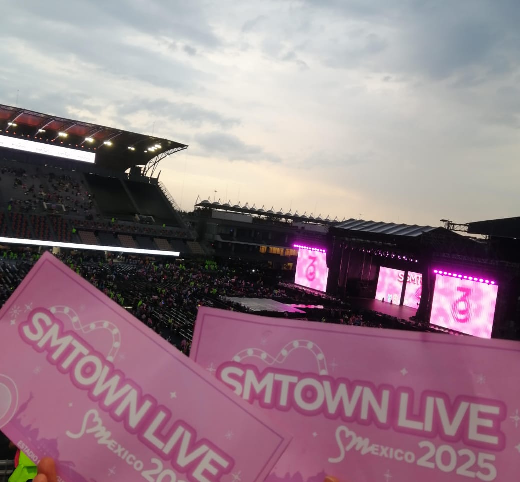 Banners conmemorativos de SMTOWN Live in Mexico 2025. | Thabata Gutiérrez
