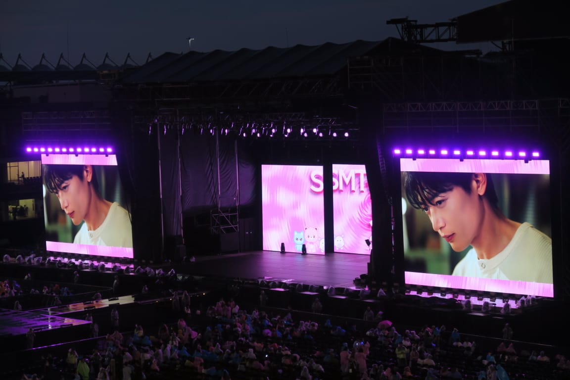 Momentos antes de iniciar el show con videos de los artistas de la SM Entertainment. | Thabata Gutiérrez