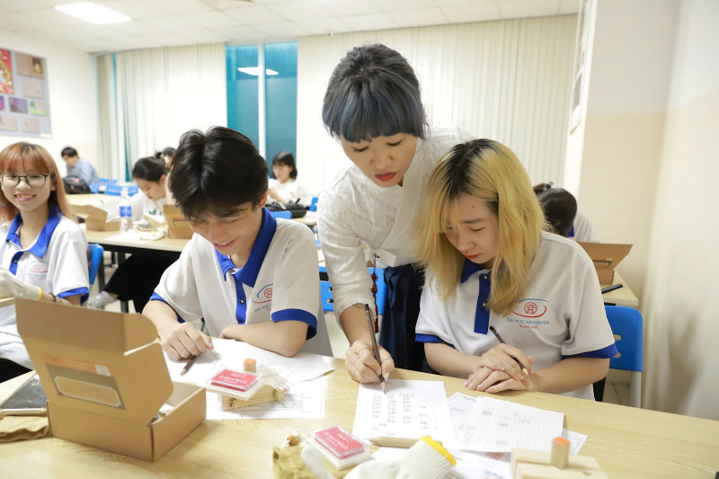 Cô Park Su Hee hướng dẫn các bạn sinh viên Đại học Nguyễn Trãi cách viết chữ Hangeul. (Ảnh: Park Su Hee) 