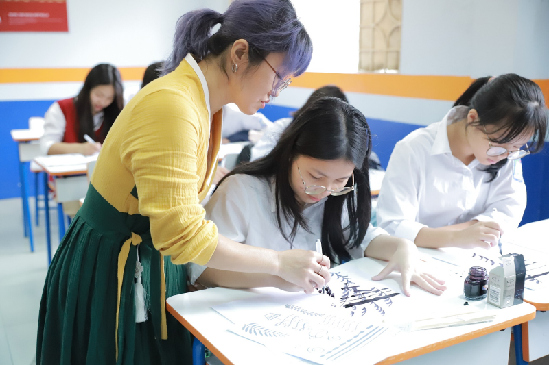 Cô Park Su Hee đồng hành cùng với bạn học sinh THPT Nguyễn Gia Thiều trong việc tìm hiểu nghệ thuật thư pháp Hangeul. (Ảnh: Park Su Hee) 