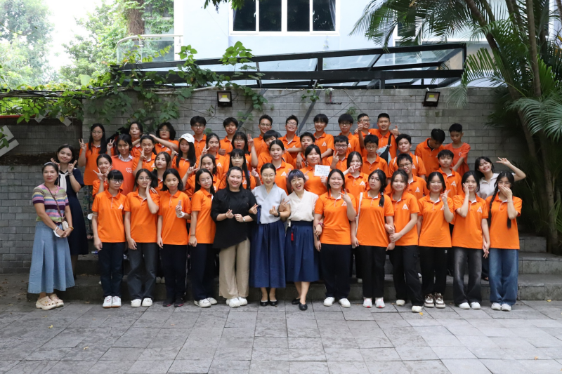 Cô Park Su Hee giảng dạy thư pháp Hàn Quốc (Calligraphy) cho 42 học sinh đến từ Trường THCS Dịch Vọng vào ngày 12/10/2024. (Ảnh: Trang Facebook chính thức của Trung tâm Văn hóa Hàn Quốc tại Việt Nam) 