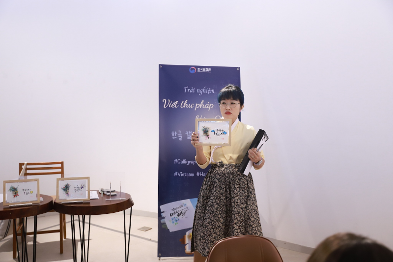 Trong quá trình giảng dạy, cô Park Su Hee luôn cảm thấy thoải mái và vui vẻ, bất chấp những rào cản ngôn ngữ khi truyền đạt. (Ảnh: Park Su Hee) 