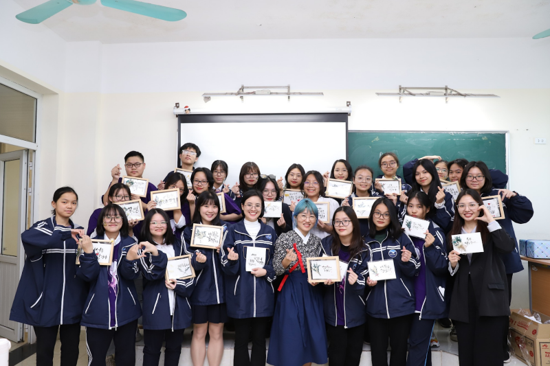 Kỷ niệm của cô Park Su Hee với các bạn học sinh trường THPT Chuyên Ngoại Ngữ, Hà Nội. (Ảnh: Park Su Hee) 