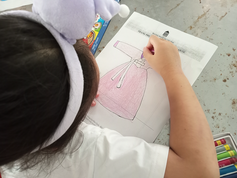 Rất nhiều bé gái đã thể hiện tình yêu mỹ thuật thông qua hoạt động tô màu Hanbok. (Ảnh: Lưu Thị Thu Loan)