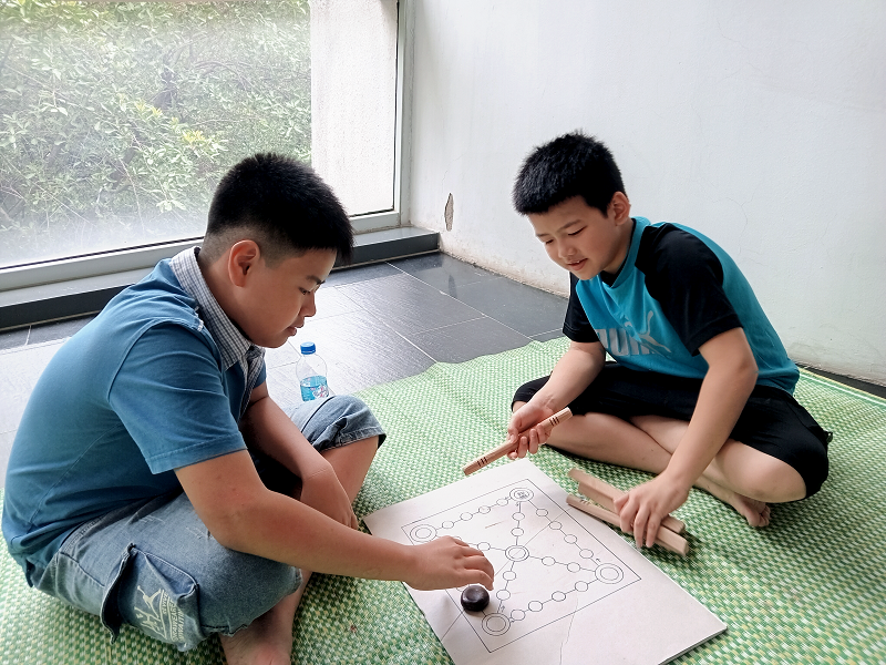 Đến với Góc Hàn Quốc, các em nhỏ không chỉ được tham gia trải nghiệm văn hóa với gia đình mà còn được gặp gỡ, kết bạn với những người bạn đồng trang lứa. (Ảnh: Lưu Thị Thu Loan)