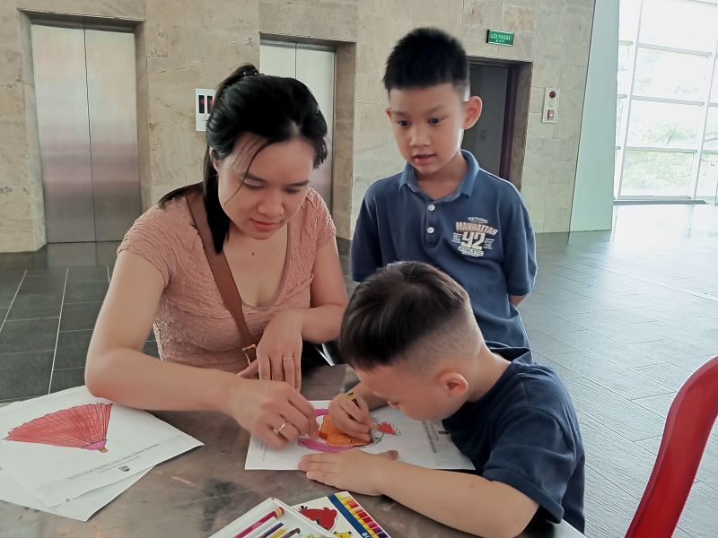 Các phụ huynh không ngần ngại tham gia và hỗ trợ các con trong các hoạt động. (Ảnh: Lưu Thị Thu Loan)