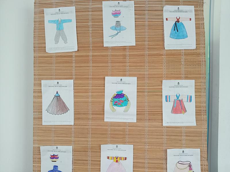Những tác phẩm đa sắc màu và dễ thương của các em dành cho Hanbok được trưng bày tại sự kiện. (Ảnh: Lưu Thị Thu Loan)