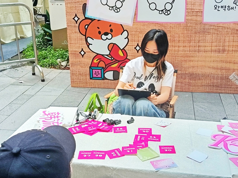 辛勤的漫画家正在努力创作。韩宣网名誉记者兰添 摄
