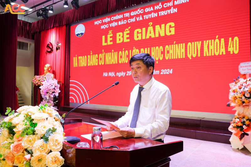 Trong các lễ tốt nghiệp đại học tại Việt Nam, ban giám hiệu nhà trường thường là những người trực tiếp công bố quyết định công nhận tốt nghiệp, gửi lời chúc mừng và những lời nhắn nhủ đầy tâm huyết đến các tân cử nhân trước khi họ bước vào chặng đường mới. (Ảnh: Trang Facebook chính thức của Học viện Báo chí và Tuyên truyền) 