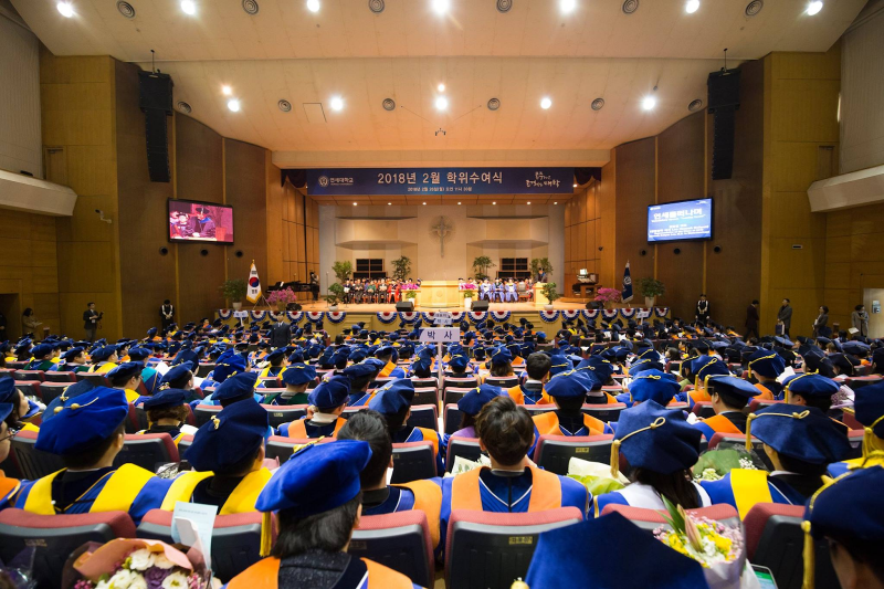 Các lễ tốt nghiệp tại các trường đại học Hàn Quốc thường được tổ chức trong những hội trường lớn, khép kín và ấm cúng, phù hợp với thời tiết se lạnh vào thời điểm diễn ra buổi lễ. (Ảnh: Trang Facebook chính thức của Đại học Yonsei)