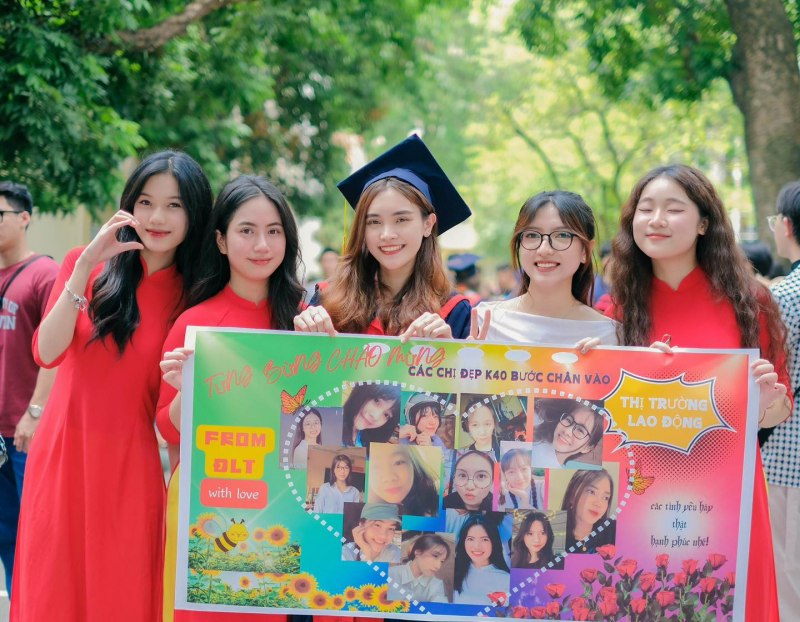 Băng rôn chúc mừng với những câu nói dí dỏm và hình ảnh hài hước cũng đang là xu hướng được ưa chuộng để gửi lời tri ân đến các tân cử nhân trong lễ tốt nghiệp tại các trường đại học ở Việt Nam. (Ảnh: Trang Facebook Đội Lễ tân AJC)