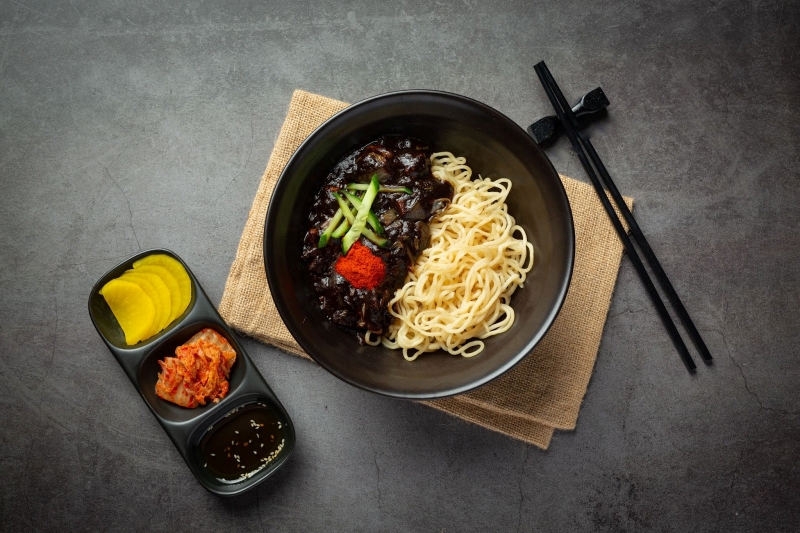 Vào ngày lễ tốt nghiệp, các tân cử nhân Hàn Quốc thường ăn mì tương đen (Jajangmyeon) như một phần trong nét văn hóa truyền thống. (Ảnh: Freepik) 