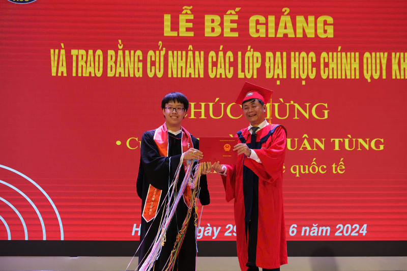 Phóng viên danh dự Korea.net cảm thấy hạnh phúc khi được nhận bằng và vinh danh trong lễ tốt nghiệp đại học vào tháng 6 năm 2024. (Ảnh: Hoàng Xuân Tùng) 