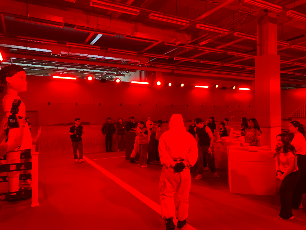 Почетные репортеры и К-инфлюенсеры 29 мая во время игры Red Light, Green Light в «Squid Game: The Experience». / Фото: Сергей Хозяшев