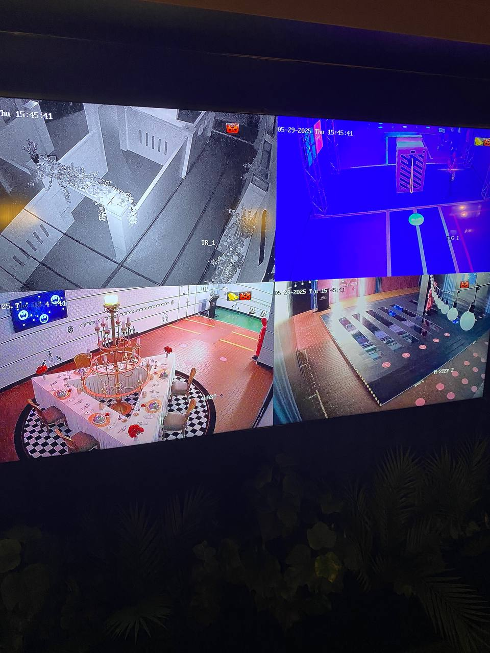 VIP Lounge с камерами наблюдения за участниками в «Squid Game: The Experience». / Фото: Сергей Хозяшев