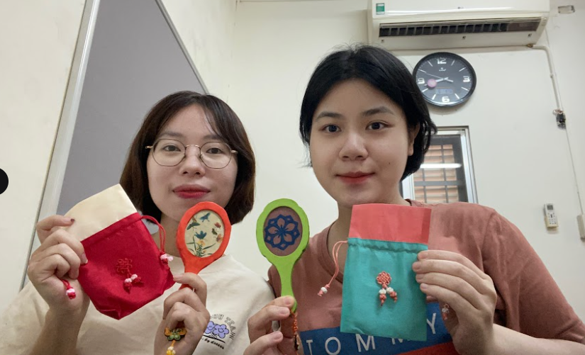 Hai phóng viên danh dự của Korea.net là Trần Huyền Phương (bên trái) và Tô Trà My (bên phải) cùng chụp hình lưu niệm thành quả của mình sau khi trực tiếp tham gia lớp học trải nghiệm (Ảnh: Tô Trà My)