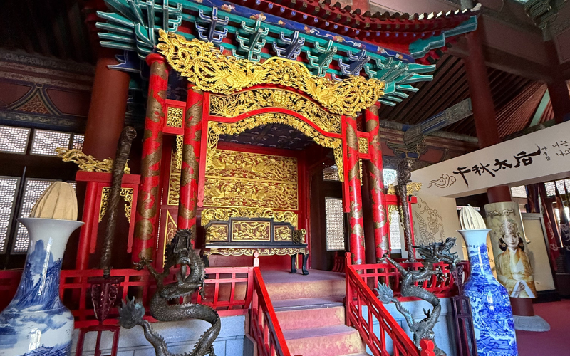 Ein Hauch von Joseon: Der Thronraum als eindrucksvolle Filmkulisse im Ondal Park