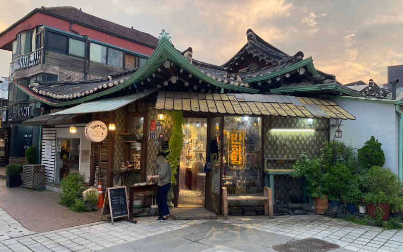 Der Buchladen aus „True Beauty“ mit Moon Ga-young und Cha Eun-woo liegt in Jongno-gu, Seoul und zählt zu den bekanntesten Drehorten der Serie