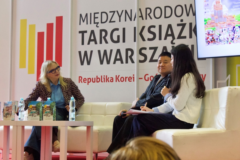 Писатель Ким Хо Ён встретился с читателями на Международной книжной ярмарке в Варшаве. / Фото: Анжелика Датунашвили